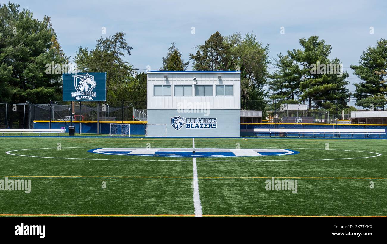 Frederick, MD - 23 avril 2024 : les équipes sportives du Hood College sont appelées Blazers et le logo officiel comprend une représentation graphique d'une tête de cheval wi Banque D'Images