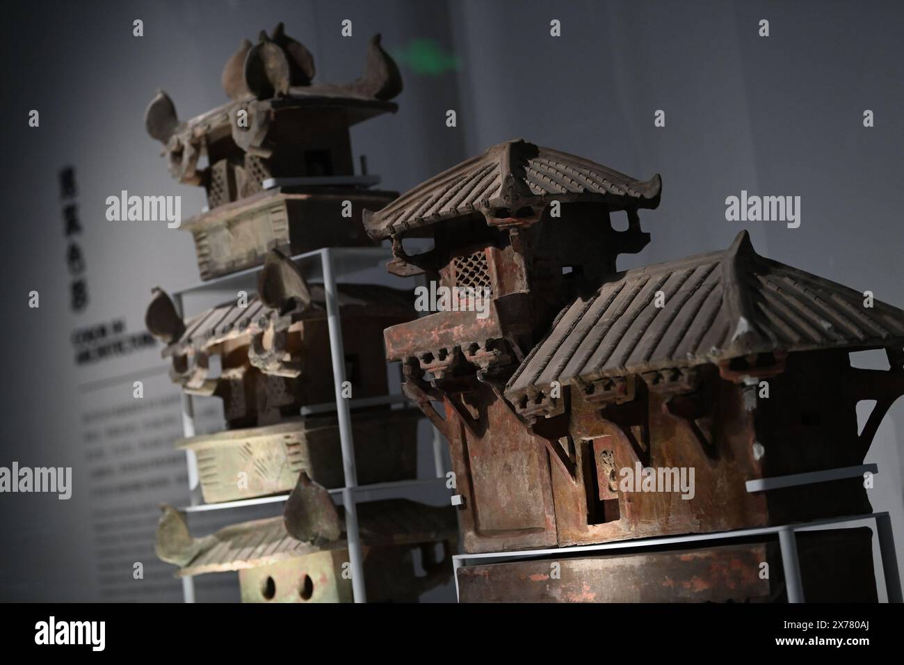 (240518) -- XI'AN, 18 mai 2024 (Xinhua) -- Une tour de poterie est photographiée au Musée Qin Han du Musée d'histoire du Shaanxi à Xi'an, capitale de la province du Shaanxi, au nord-ouest de la Chine, le 18 mai 2024. Un nouveau musée consacré à l'ancienne civilisation chinoise de la dynastie Qin (221 av. J.-C.-207 av. J.-C.) et de la dynastie Han (202 av. J.-C.-220) a officiellement ouvert ses portes au public samedi dans la province du Shaanxi, au nord-ouest de la Chine. Le Musée Qin han du Musée d'histoire du Shaanxi, une filiale du Musée d'histoire du Shaanxi, est le premier musée en Chine qui offre aux visiteurs une vue panoramique sur l'origine, le développement et Banque D'Images