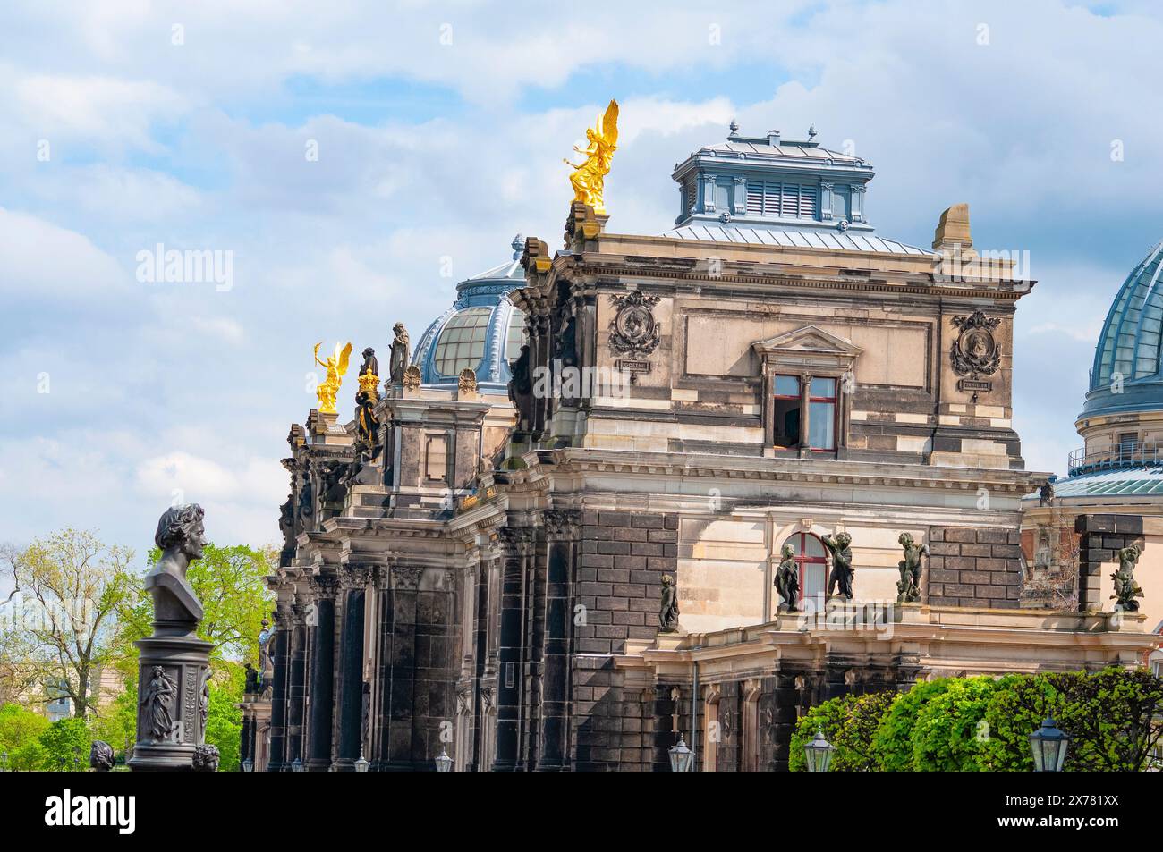 Dresde, Allemagne - 18 avril 2022 : une belle vue sur la façade de l'Académie des Arts Banque D'Images