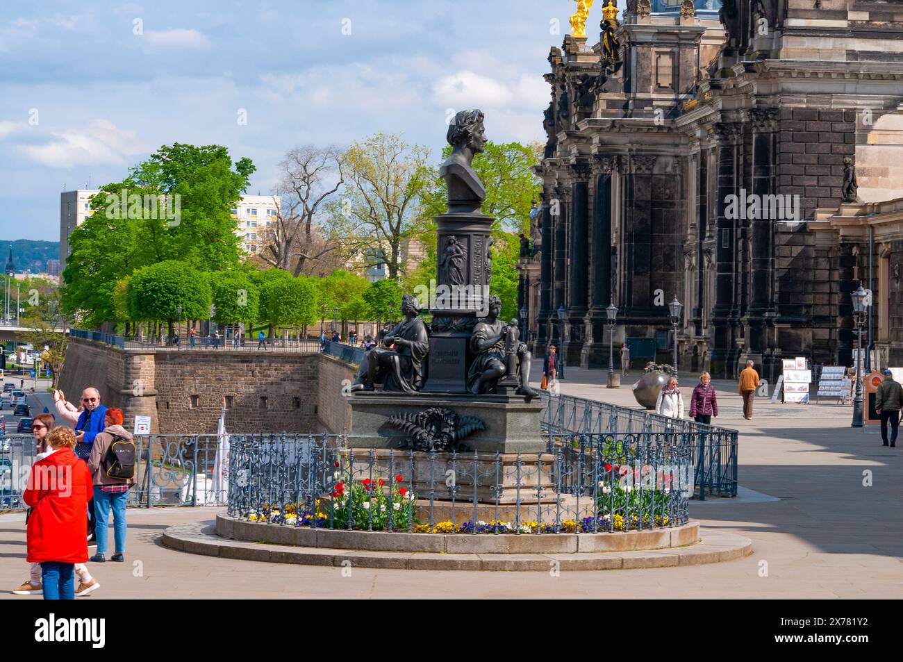 Dresde, Allemagne - 18 avril 2024 : les gens se rendent près de l'Académie des Arts Banque D'Images