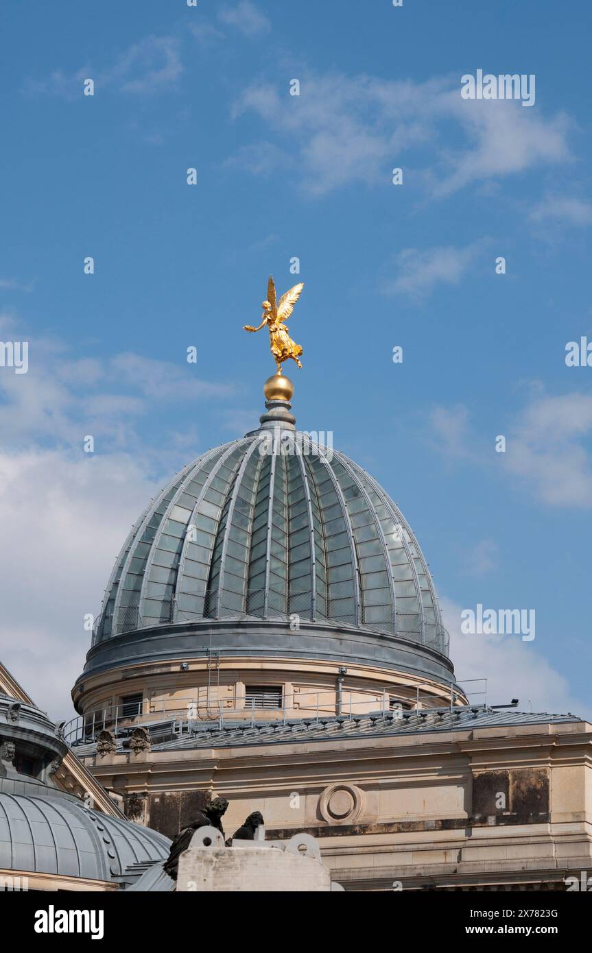 Une belle vue sur la façade de l'Académie des Arts Banque D'Images