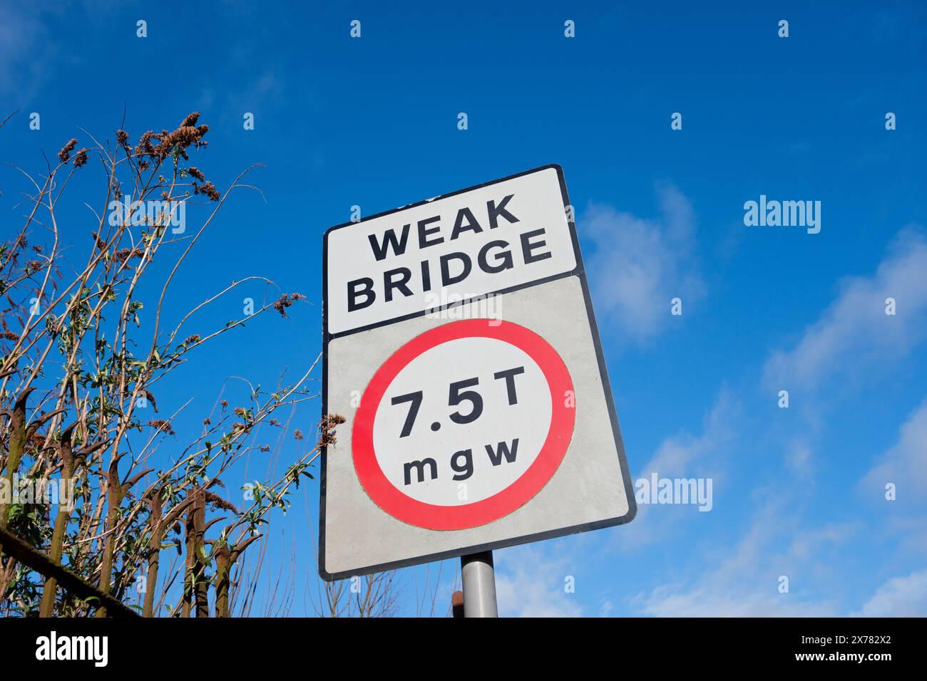 glasgow Écosse : 12 février 2024 : panneau d'avertissement de faible pont 7,5 tonnes. Fond de ciel bleu de jour ensoleillé Banque D'Images