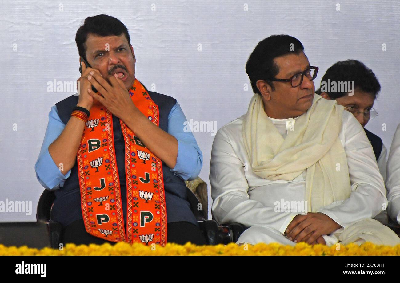 Mumbai, Inde. 17 mai 2024. Devendra Fadnavis, vice-ministre en chef de l-R, parle sur son téléphone portable alors que le chef du Maharashtra Navnirman Sena (MNS) regarde lors d'un rassemblement du parti de l'alliance adressé par le premier ministre indien Narendra Modi à Mumbai. Le Bharatiya Janata Party (BJP) et ses partis d'alliance ont organisé un rassemblement encourageant ses partisans à voter pour eux aux élections de Loksabha lorsque la ville ira voter le 20 mai 2024. Crédit : SOPA images Limited/Alamy Live News Banque D'Images