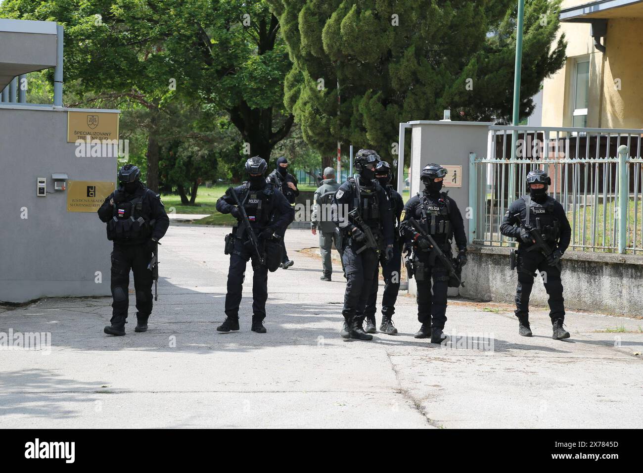 Bratislava, Slovaquie. 18 mai 2024. Patrouille de police devant la Cour pénale spécialisée à Pezinok, Slovaquie, 18 mai 2024. La Cour pénale spécialisée de Pezinok, en Slovaquie, a placé en détention provisoire l'homme accusé de tentative de meurtre du premier ministre Robert Fico, a déclaré samedi la porte-parole de la Cour Katarina Kudjakova. La décision n'est pas encore définitive, a déclaré la porte-parole de l'Agence de presse de la République slovaque (TASR). Crédit : Wang Lili/Xinhua/Alamy Live News Banque D'Images