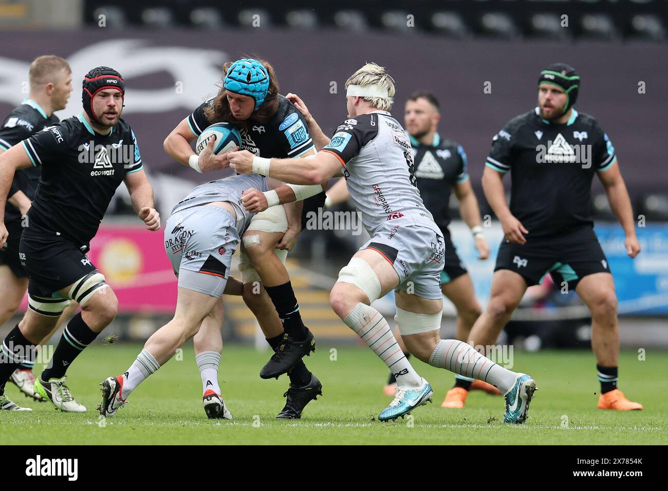 Swansea, Royaume-Uni. 18 mai 2024. Justin Tipuric des Ospreys est attaqué. United Rugby Championship, Ospreys v Dragons au stade Swansea.com de Swansea, pays de Galles du Sud, samedi 18 mai 2024. photo by Andrew Orchard/Alamy Live News Banque D'Images