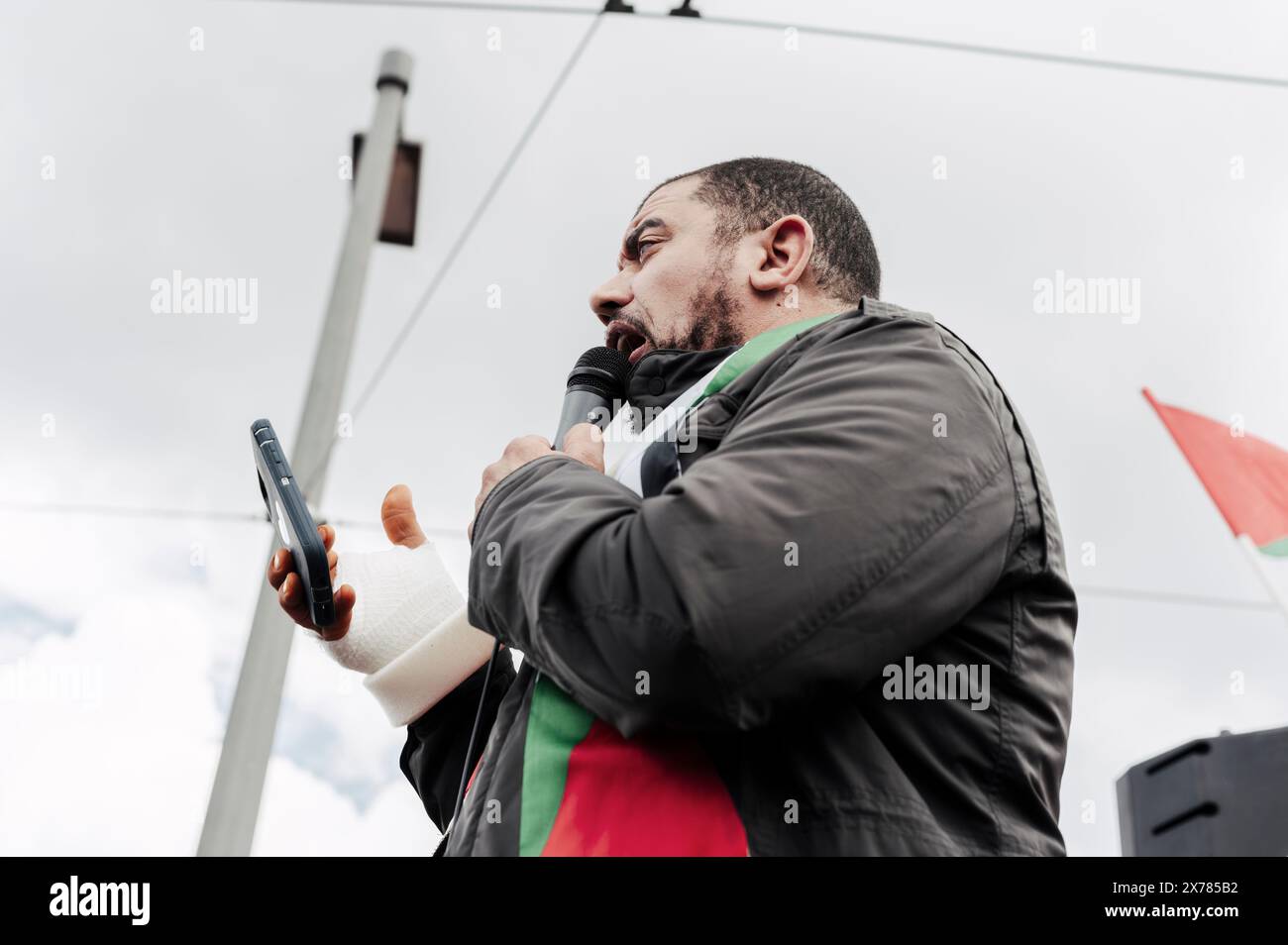 Turin, Italie. 18 mai 2024. Des étudiants de l’Université et de l’École polytechnique de Turin défilent dans les rues de la ville pour manifester leur solidarité avec le peuple palestinien et pour exiger la fin des bombardements de la bande de Gaza par le gouvernement israélien. La manifestation fait partie des manifestations qui secouent de nombreux pays à travers le monde. Crédit : Luca Prestia / Alamy News Live Banque D'Images