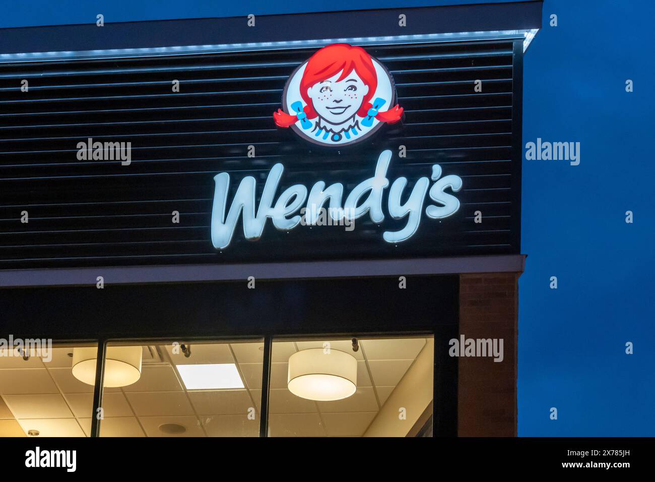 Un panneau de restaurant Wendy's est vu la nuit à Niagara Falls, Ontario, Canada, le 8 décembre 2023. Banque D'Images
