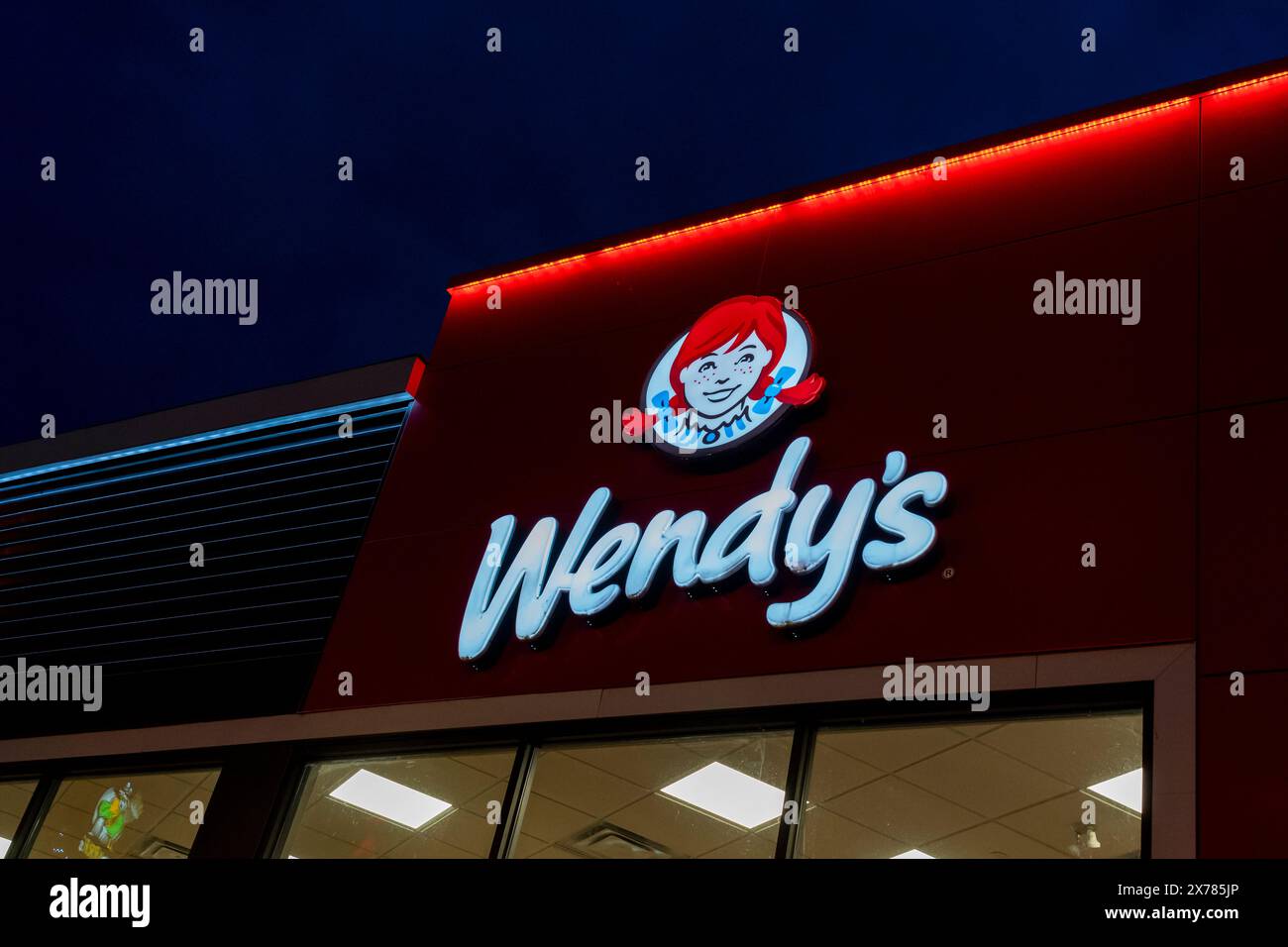 Un panneau de restaurant Wendy's est vu la nuit à Niagara Falls, Ontario, Canada Banque D'Images