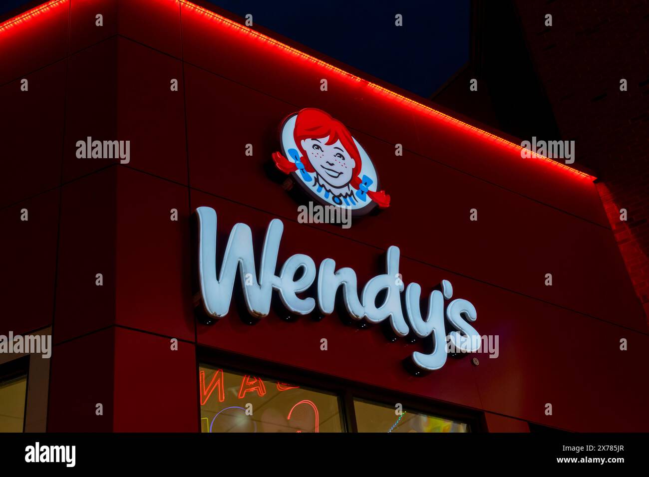 Un panneau de restaurant Wendy's est vu la nuit à Niagara Falls, Ontario, Canada Banque D'Images