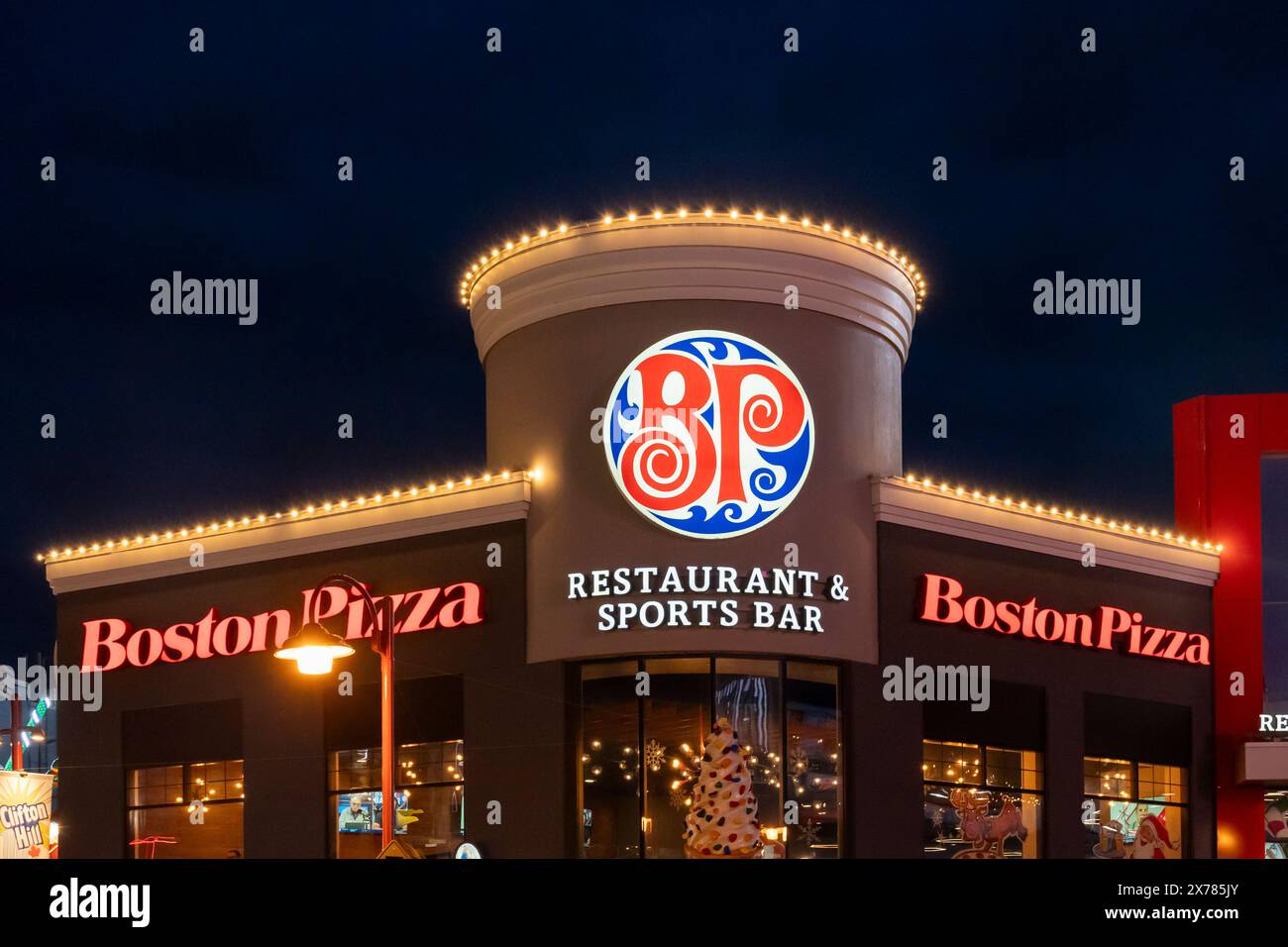 Niagara Falls, Ontario, Canada - 8 décembre 2023 : restaurant Boston Pizza le soir. Chutes du Niagara, Ontario, Canada Banque D'Images