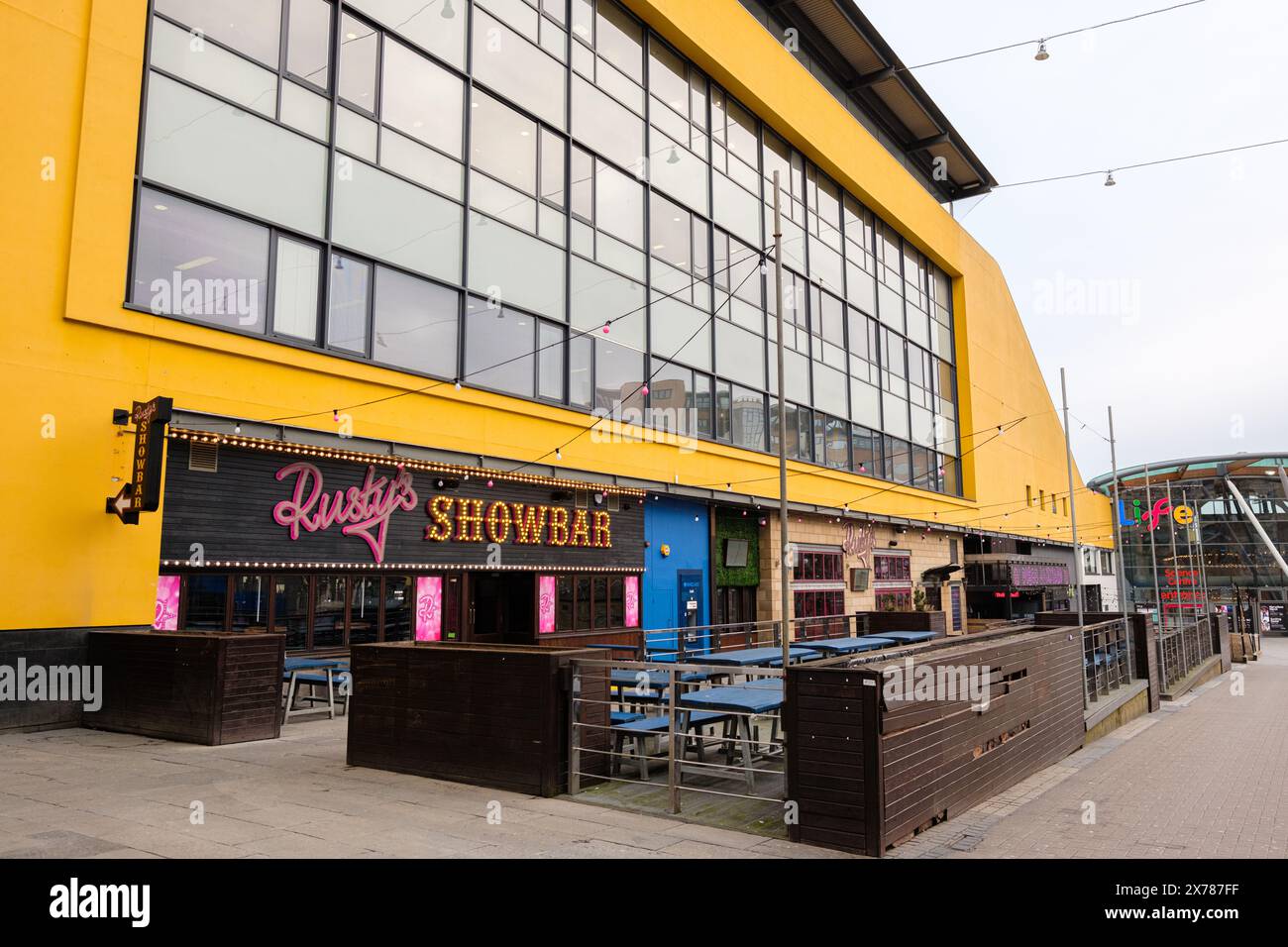 Newcastle upon Tyne UK : 19 février 2024 : Times Sqaure Rusty's Showbar extérieur à côté du Life Centre Banque D'Images