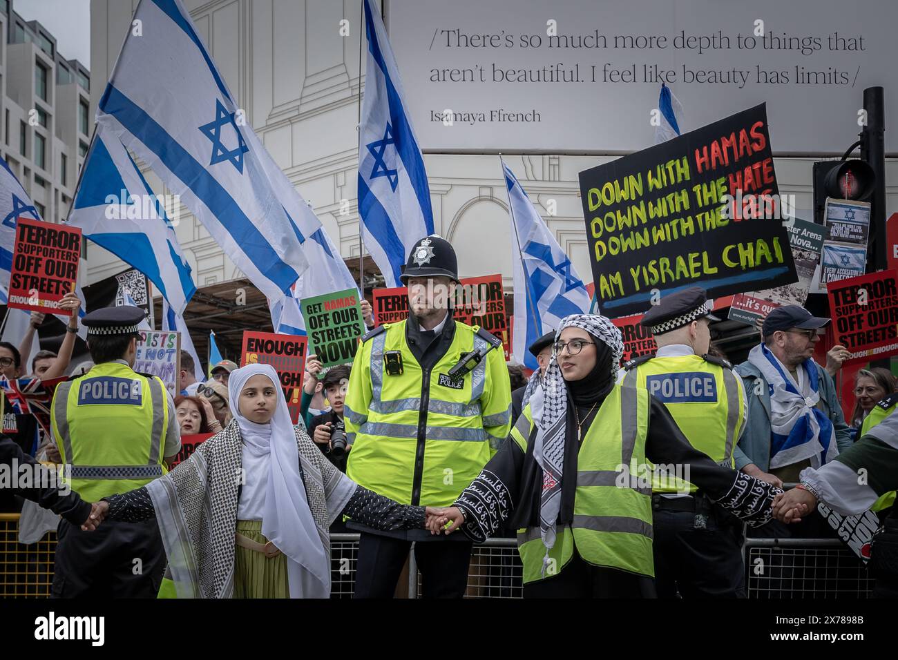 Londres, Royaume-Uni. 18 mai 2024. la marche pro-palestinienne de la Nakba dans le centre de Londres passe par Piccadilly Circus. Des milliers de personnes se joignent à nous pour marquer le 76e anniversaire de la “Nakba” – qui signifie “catastrophe”, utilisée par les Palestiniens pour décrire les événements entourant la création de l’État d’Israël. La Palestine Solidarity Campaign (PSC), qui a organisé la manifestation, a déclaré que la marche commémorait « le nettoyage ethnique de 750 000 Palestiniens, soit les trois quarts de la population palestinienne, de leur patrie en 1947 et le déni subséquent de leur droit au retour ». Crédit : Guy Corbishley/Alamy Live News Banque D'Images