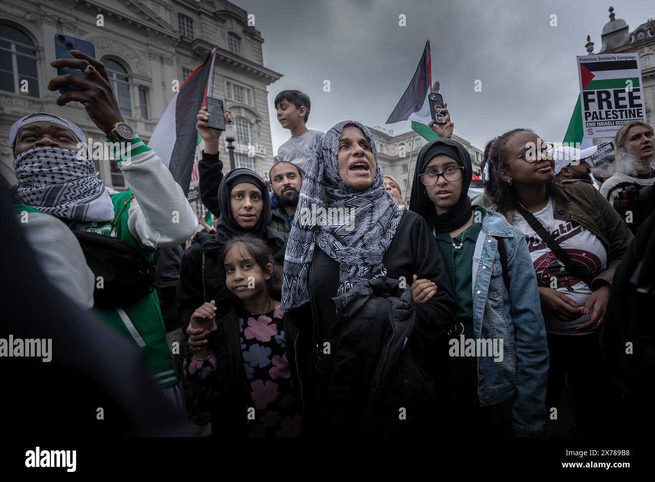 Londres, Royaume-Uni. 18 mai 2024. la marche pro-palestinienne de la Nakba dans le centre de Londres passe par Piccadilly Circus. Des milliers de personnes se joignent à nous pour marquer le 76e anniversaire de la “Nakba” – qui signifie “catastrophe”, utilisée par les Palestiniens pour décrire les événements entourant la création de l’État d’Israël. La Palestine Solidarity Campaign (PSC), qui a organisé la manifestation, a déclaré que la marche commémorait « le nettoyage ethnique de 750 000 Palestiniens, soit les trois quarts de la population palestinienne, de leur patrie en 1947 et le déni subséquent de leur droit au retour ». Crédit : Guy Corbishley/Alamy Live News Banque D'Images