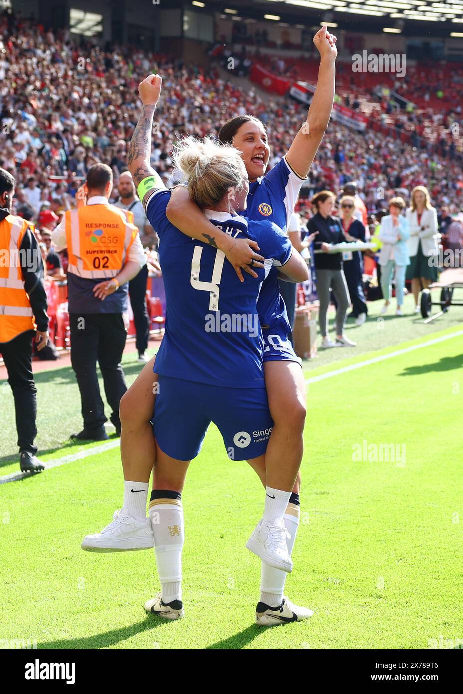 Manchester, Royaume-Uni. 18 mai 2024. Millie Bright de Chelsea et Sam Kerr de Chelsea célèbrent la victoire du titre de champion lors du match de Super League féminine de FA à Old Trafford, Manchester. Le crédit photo devrait se lire : Annabel Ellis/Sportimage crédit : Sportimage Ltd/Alamy Live News Banque D'Images