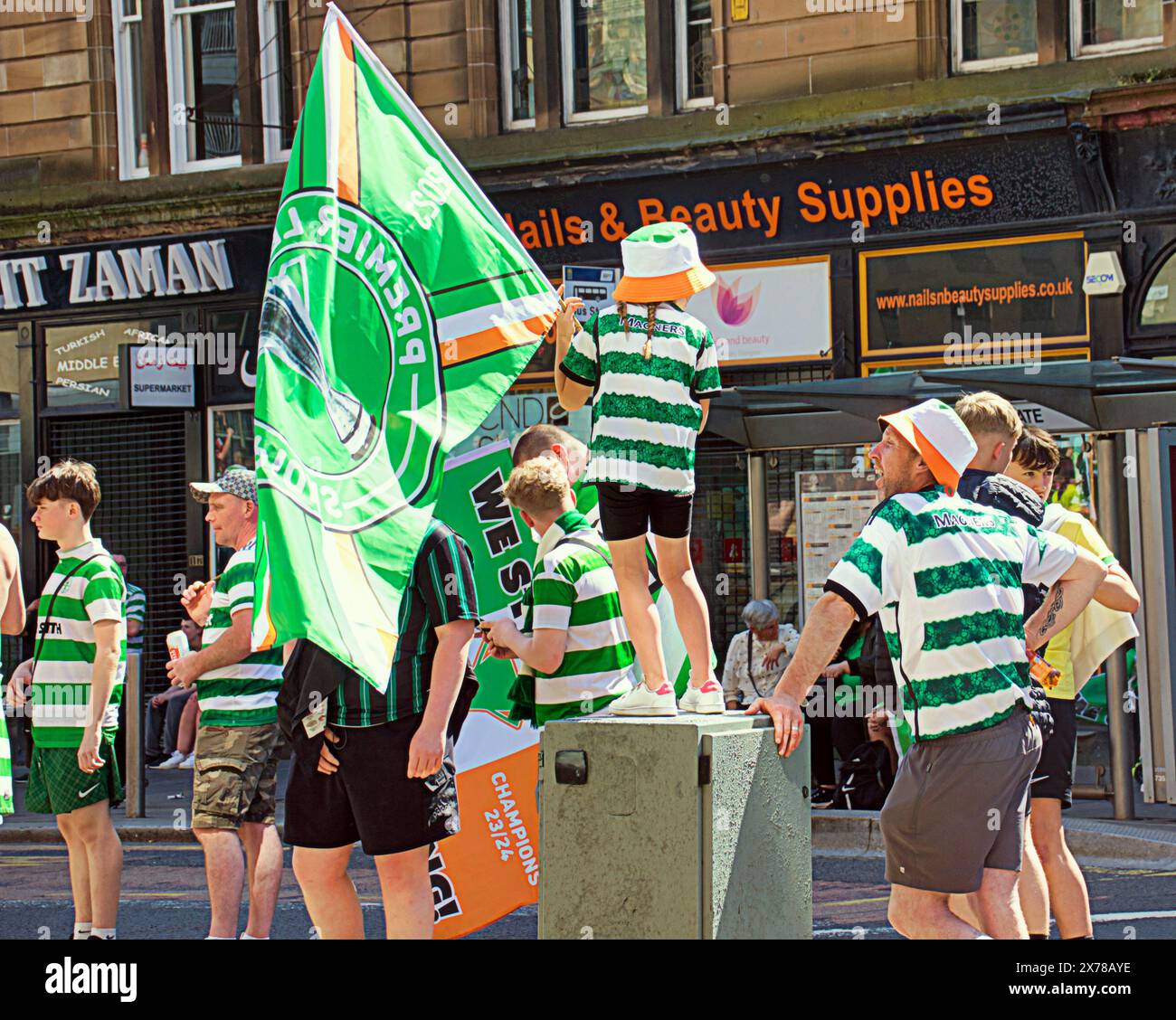 Glasgow, Écosse, Royaume-Uni. 18 mai 2024 : les fans celtiques célèbrent la victoire du titre alors qu'ils s'emparent des rues du centre-ville sur la croix de glasgow dans le centre-ville, mettant la ville à l'arrêt. Crédit Gerard Ferry /Alamy Live News Banque D'Images