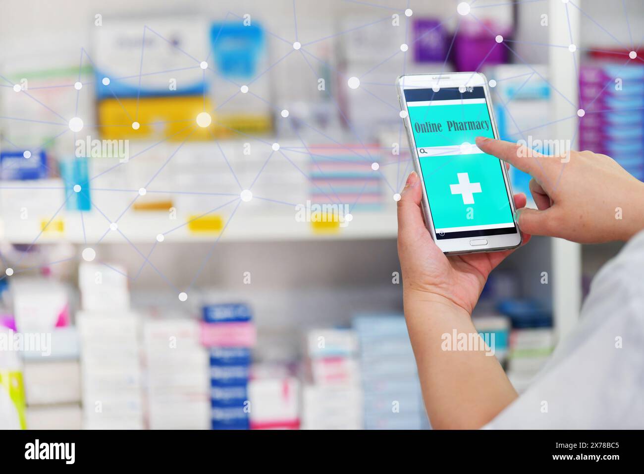 Pharmacien utilisant le smartphone mobile pour la barre de recherche sur l'affichage dans pharmacie rayons de pharmacie arrière-plan.concept médical en ligne. Banque D'Images