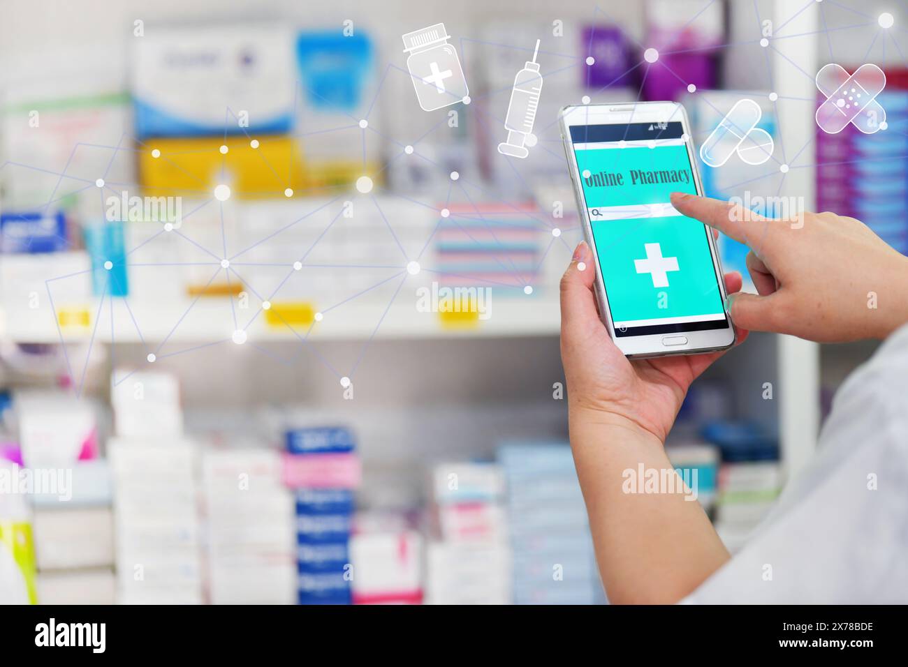 Pharmacien utilisant le smartphone mobile pour la barre de recherche sur l'affichage dans pharmacie rayons de pharmacie arrière-plan.concept médical en ligne. Banque D'Images