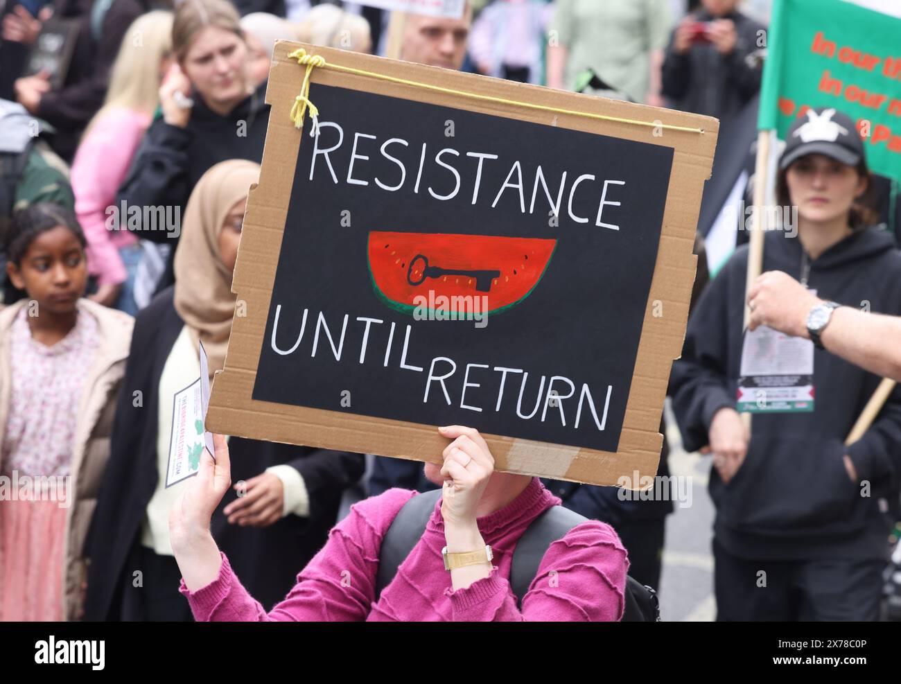 Londres, Royaume-Uni, 18 mai 2024. Environ 250 000 personnes de tous horizons et organisations ont défilé dans le centre de Londres pour appeler à un cessez-le-feu à Gaza dans la guerre du Hamas en Israël, et pour marquer les 76 ans de la Nakba, ou «catastrophe», lorsque 750 000 Palestiniens ont été chassés de leur patrie. Beaucoup de gens portaient des clés représentant les maisons qu'ils ont dû laisser derrière eux et où ils ne peuvent pas retourner. Crédit : Monica Wells/Alamy Live News Banque D'Images