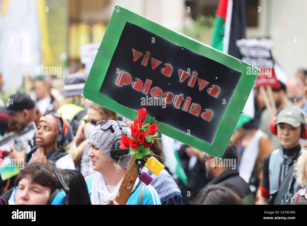 Londres, Royaume-Uni, 18 mai 2024. Environ 250 000 personnes de tous horizons et organisations ont défilé dans le centre de Londres pour appeler à un cessez-le-feu à Gaza dans la guerre du Hamas en Israël, et pour marquer les 76 ans de la Nakba, ou «catastrophe», lorsque 750 000 Palestiniens ont été chassés de leur patrie. Beaucoup de gens portaient des clés représentant les maisons qu'ils ont dû laisser derrière eux et où ils ne peuvent pas retourner. Crédit : Monica Wells/Alamy Live News Banque D'Images
