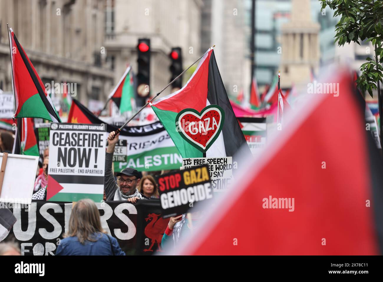 Londres, Royaume-Uni, 18 mai 2024. Environ 250 000 personnes de tous horizons et organisations ont défilé dans le centre de Londres pour appeler à un cessez-le-feu à Gaza dans la guerre du Hamas en Israël, et pour marquer les 76 ans de la Nakba, ou «catastrophe», lorsque 750 000 Palestiniens ont été chassés de leur patrie. Beaucoup de gens portaient des clés représentant les maisons qu'ils ont dû laisser derrière eux et où ils ne peuvent pas retourner. Crédit : Monica Wells/Alamy Live News Banque D'Images