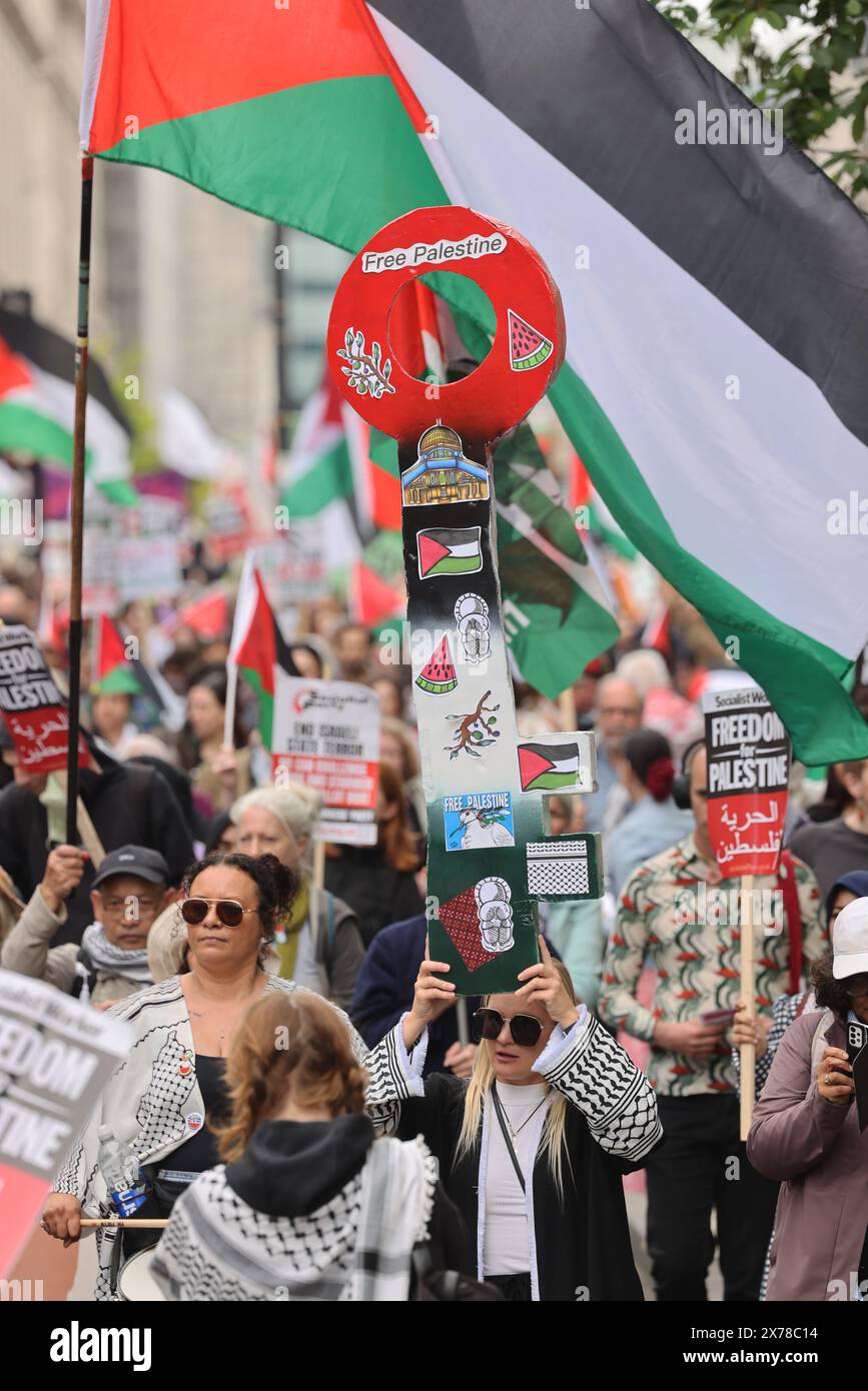 Londres, Royaume-Uni, 18 mai 2024. Environ 250 000 personnes de tous horizons et organisations ont défilé dans le centre de Londres pour appeler à un cessez-le-feu à Gaza dans la guerre du Hamas en Israël, et pour marquer les 76 ans de la Nakba, ou «catastrophe», lorsque 750 000 Palestiniens ont été chassés de leur patrie. Beaucoup de gens portaient des clés représentant les maisons qu'ils ont dû laisser derrière eux et où ils ne peuvent pas retourner. Crédit : Monica Wells/Alamy Live News Banque D'Images