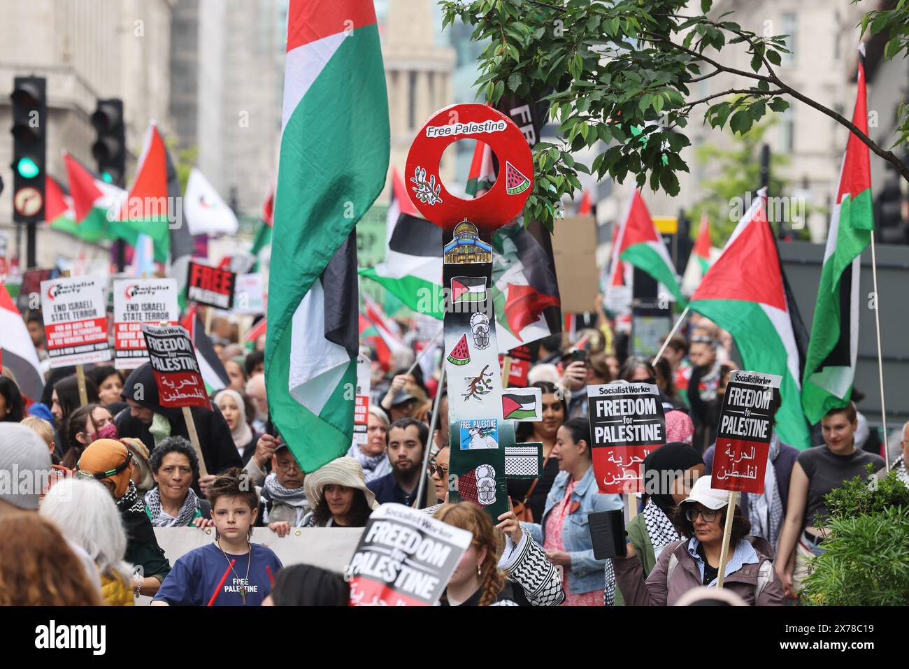 Londres, Royaume-Uni, 18 mai 2024. Environ 250 000 personnes de tous horizons et organisations ont défilé dans le centre de Londres pour appeler à un cessez-le-feu à Gaza dans la guerre du Hamas en Israël, et pour marquer les 76 ans de la Nakba, ou «catastrophe», lorsque 750 000 Palestiniens ont été chassés de leur patrie. Beaucoup de gens portaient des clés représentant les maisons qu'ils ont dû laisser derrière eux et où ils ne peuvent pas retourner. Crédit : Monica Wells/Alamy Live News Banque D'Images