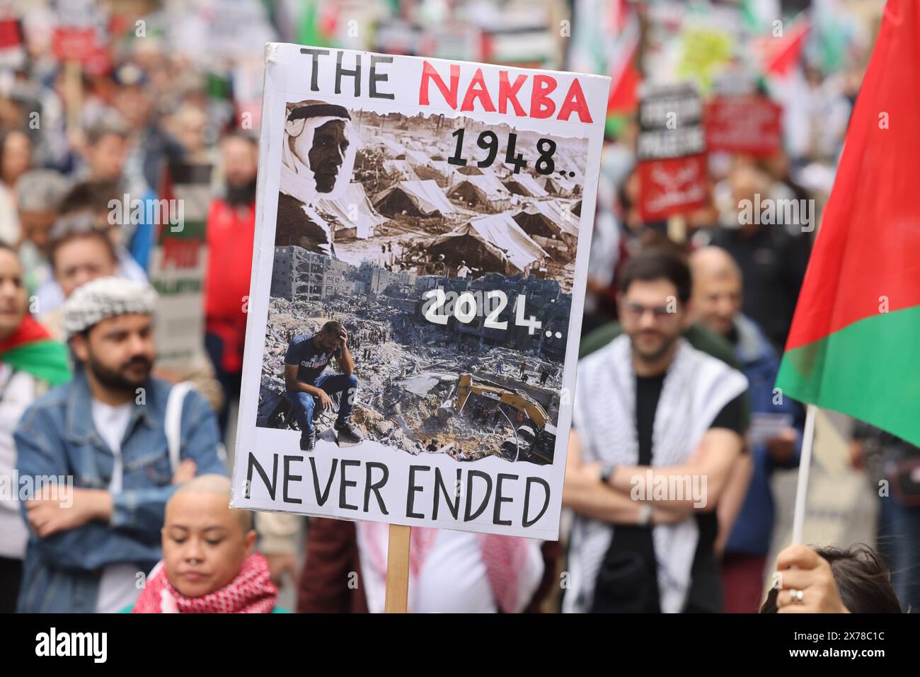 Londres, Royaume-Uni, 18 mai 2024. Environ 250 000 personnes de tous horizons et organisations ont défilé dans le centre de Londres pour appeler à un cessez-le-feu à Gaza dans la guerre du Hamas en Israël, et pour marquer les 76 ans de la Nakba, ou «catastrophe», lorsque 750 000 Palestiniens ont été chassés de leur patrie. Beaucoup de gens portaient des clés représentant les maisons qu'ils ont dû laisser derrière eux et où ils ne peuvent pas retourner. Crédit : Monica Wells/Alamy Live News Banque D'Images