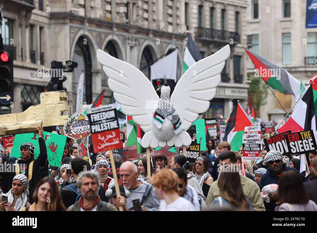 Londres, Royaume-Uni, 18 mai 2024. Environ 250 000 personnes de tous horizons et organisations ont défilé dans le centre de Londres pour appeler à un cessez-le-feu à Gaza dans la guerre du Hamas en Israël, et pour marquer les 76 ans de la Nakba, ou «catastrophe», lorsque 750 000 Palestiniens ont été chassés de leur patrie. Beaucoup de gens portaient des clés représentant les maisons qu'ils ont dû laisser derrière eux et où ils ne peuvent pas retourner. Crédit : Monica Wells/Alamy Live News Banque D'Images