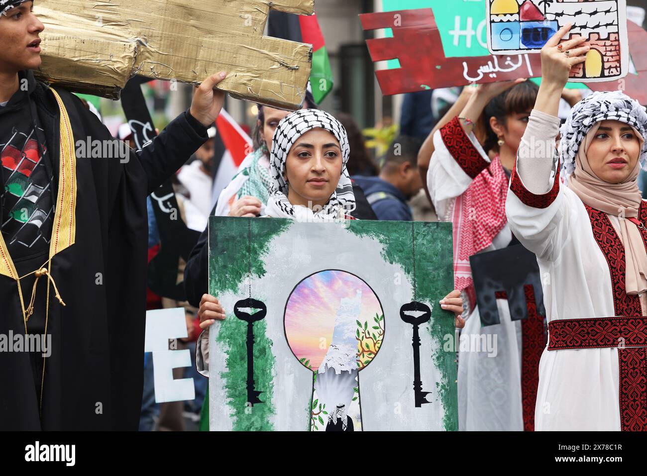 Londres, Royaume-Uni, 18 mai 2024. Environ 250 000 personnes de tous horizons et organisations ont défilé dans le centre de Londres pour appeler à un cessez-le-feu à Gaza dans la guerre du Hamas en Israël, et pour marquer les 76 ans de la Nakba, ou «catastrophe», lorsque 750 000 Palestiniens ont été chassés de leur patrie. Beaucoup de gens portaient des clés représentant les maisons qu'ils ont dû laisser derrière eux et où ils ne peuvent pas retourner. Crédit : Monica Wells/Alamy Live News Banque D'Images