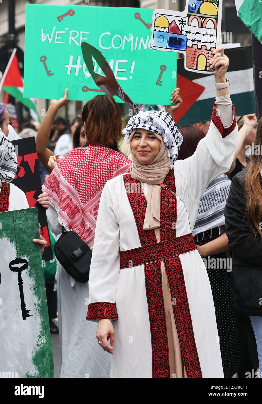 Londres, Royaume-Uni, 18 mai 2024. Environ 250 000 personnes de tous horizons et organisations ont défilé dans le centre de Londres pour appeler à un cessez-le-feu à Gaza dans la guerre du Hamas en Israël, et pour marquer les 76 ans de la Nakba, ou «catastrophe», lorsque 750 000 Palestiniens ont été chassés de leur patrie. Beaucoup de gens portaient des clés représentant les maisons qu'ils ont dû laisser derrière eux et où ils ne peuvent pas retourner. Crédit : Monica Wells/Alamy Live News Banque D'Images