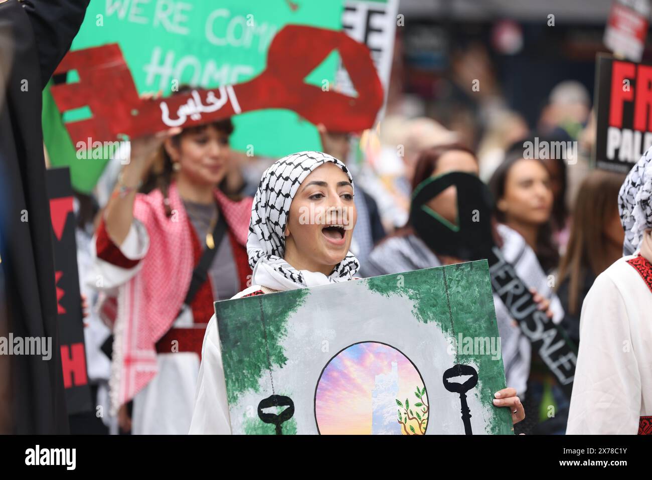 Londres, Royaume-Uni, 18 mai 2024. Environ 250 000 personnes de tous horizons et organisations ont défilé dans le centre de Londres pour appeler à un cessez-le-feu à Gaza dans la guerre du Hamas en Israël, et pour marquer les 76 ans de la Nakba, ou «catastrophe», lorsque 750 000 Palestiniens ont été chassés de leur patrie. Beaucoup de gens portaient des clés représentant les maisons qu'ils ont dû laisser derrière eux et où ils ne peuvent pas retourner. Crédit : Monica Wells/Alamy Live News Banque D'Images
