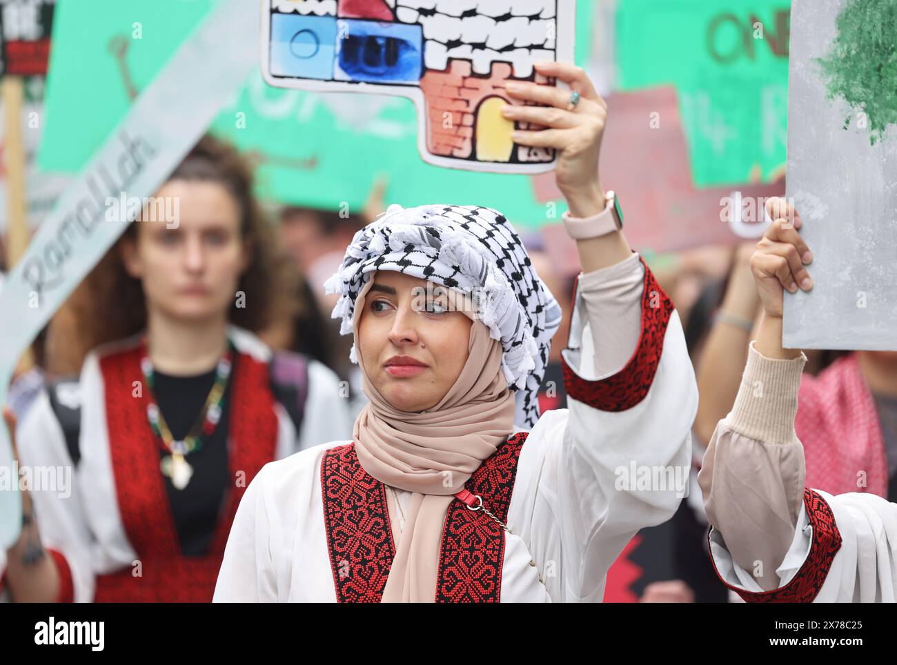 Londres, Royaume-Uni, 18 mai 2024. Environ 250 000 personnes de tous horizons et organisations ont défilé dans le centre de Londres pour appeler à un cessez-le-feu à Gaza dans la guerre du Hamas en Israël, et pour marquer les 76 ans de la Nakba, ou «catastrophe», lorsque 750 000 Palestiniens ont été chassés de leur patrie. Beaucoup de gens portaient des clés représentant les maisons qu'ils ont dû laisser derrière eux et où ils ne peuvent pas retourner. Crédit : Monica Wells/Alamy Live News Banque D'Images