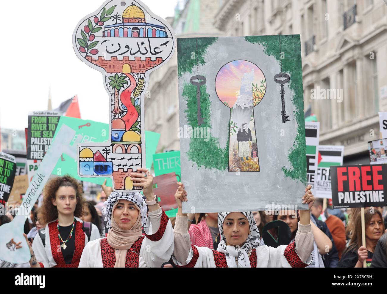 Londres, Royaume-Uni, 18 mai 2024. Environ 250 000 personnes de tous horizons et organisations ont défilé dans le centre de Londres pour appeler à un cessez-le-feu à Gaza dans la guerre du Hamas en Israël, et pour marquer les 76 ans de la Nakba, ou «catastrophe», lorsque 750 000 Palestiniens ont été chassés de leur patrie. Beaucoup de gens portaient des clés représentant les maisons qu'ils ont dû laisser derrière eux et où ils ne peuvent pas retourner. Crédit : Monica Wells/Alamy Live News Banque D'Images