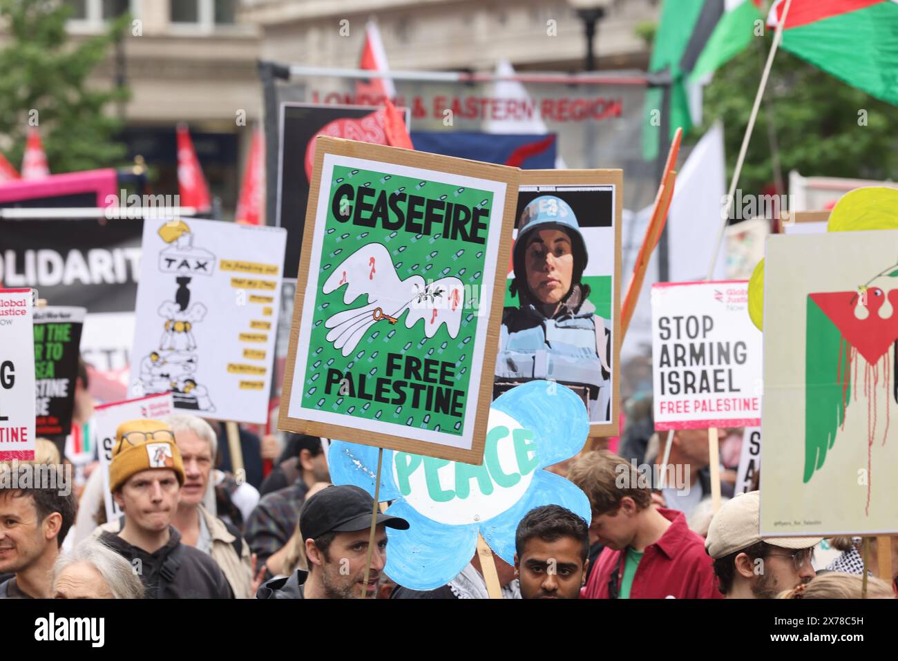 Londres, Royaume-Uni, 18 mai 2024. Environ 250 000 personnes de tous horizons et organisations ont défilé dans le centre de Londres pour appeler à un cessez-le-feu à Gaza dans la guerre du Hamas en Israël, et pour marquer les 76 ans de la Nakba, ou «catastrophe», lorsque 750 000 Palestiniens ont été chassés de leur patrie. Beaucoup de gens portaient des clés représentant les maisons qu'ils ont dû laisser derrière eux et où ils ne peuvent pas retourner. Crédit : Monica Wells/Alamy Live News Banque D'Images