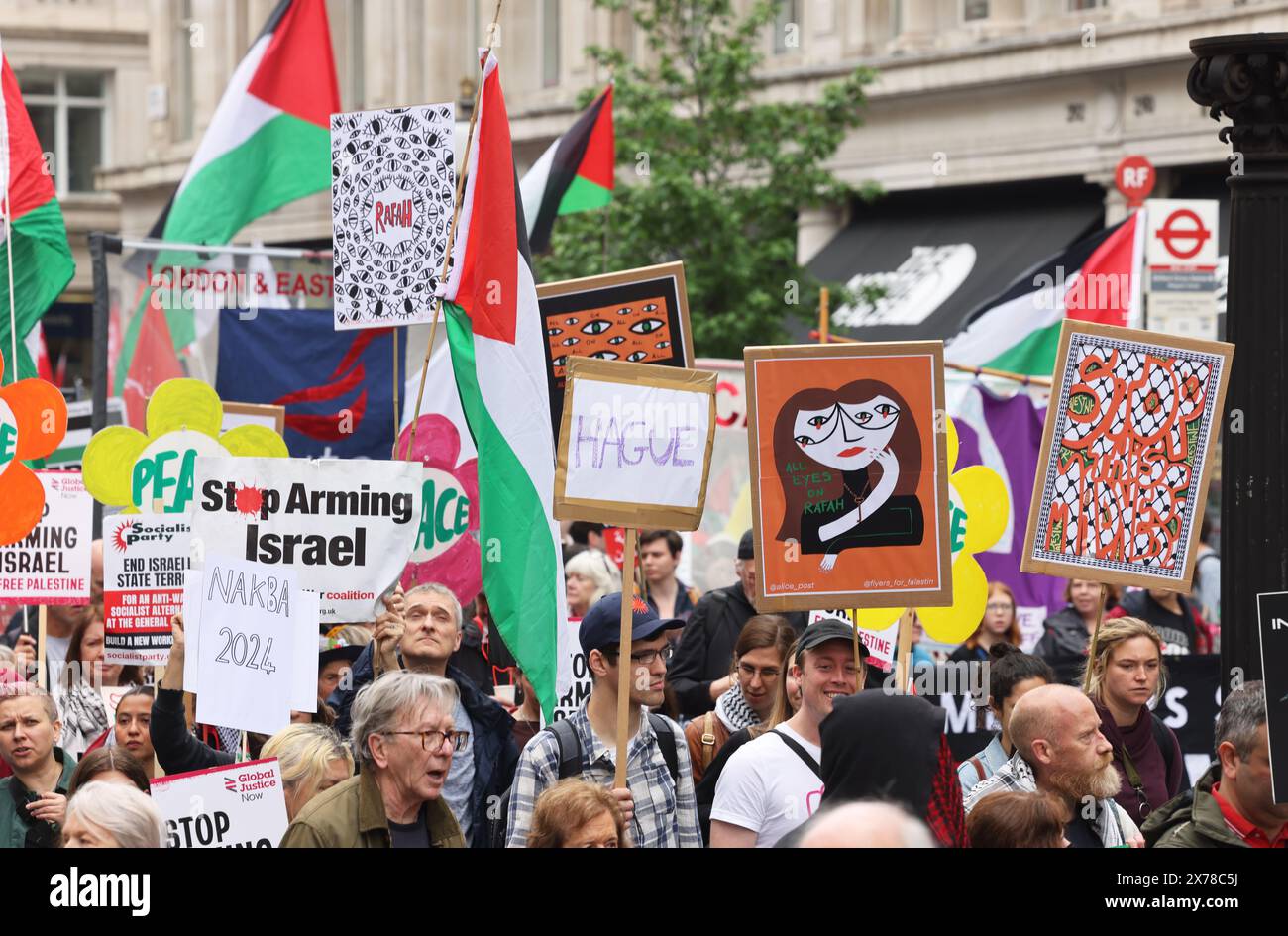 Londres, Royaume-Uni, 18 mai 2024. Environ 250 000 personnes de tous horizons et organisations ont défilé dans le centre de Londres pour appeler à un cessez-le-feu à Gaza dans la guerre du Hamas en Israël, et pour marquer les 76 ans de la Nakba, ou «catastrophe», lorsque 750 000 Palestiniens ont été chassés de leur patrie. Beaucoup de gens portaient des clés représentant les maisons qu'ils ont dû laisser derrière eux et où ils ne peuvent pas retourner. Crédit : Monica Wells/Alamy Live News Banque D'Images