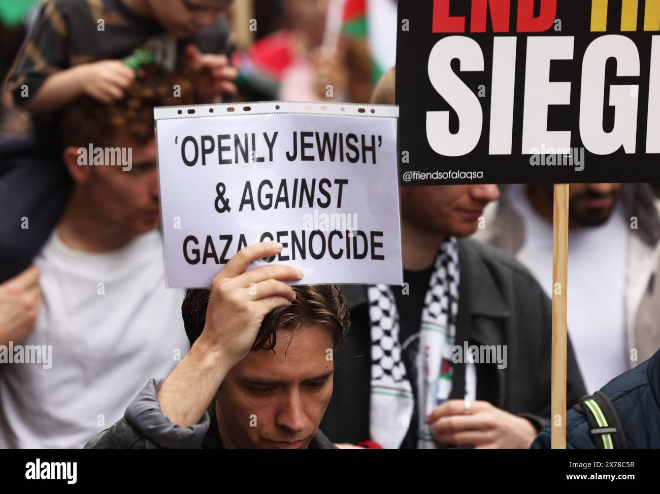 Londres, Royaume-Uni, 18 mai 2024. Environ 250 000 personnes de tous horizons et organisations ont défilé dans le centre de Londres pour appeler à un cessez-le-feu à Gaza dans la guerre du Hamas en Israël, et pour marquer les 76 ans de la Nakba, ou «catastrophe», lorsque 750 000 Palestiniens ont été chassés de leur patrie. Beaucoup de gens portaient des clés représentant les maisons qu'ils ont dû laisser derrière eux et où ils ne peuvent pas retourner. Crédit : Monica Wells/Alamy Live News Banque D'Images