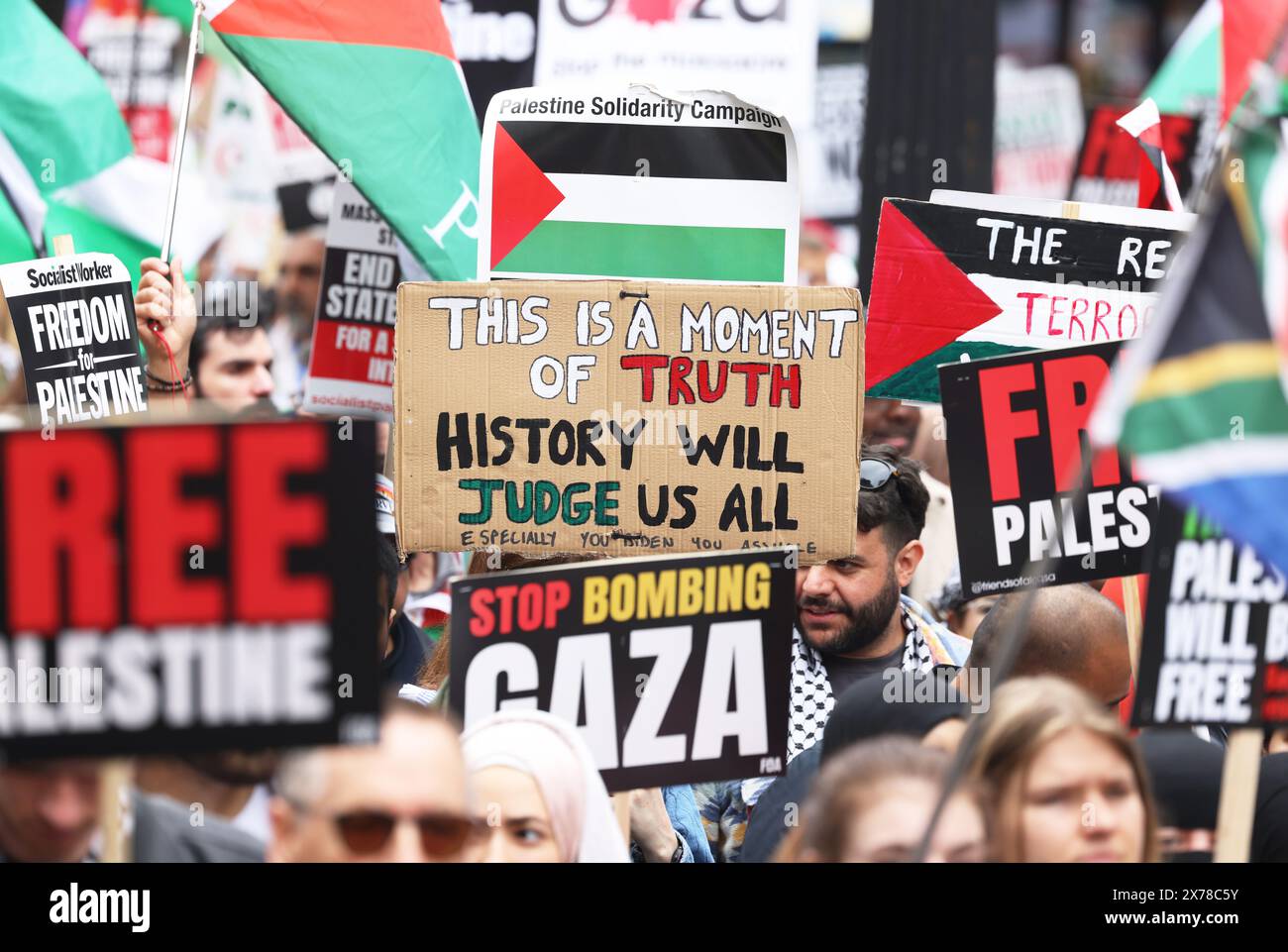 Londres, Royaume-Uni, 18 mai 2024. Environ 250 000 personnes de tous horizons et organisations ont défilé dans le centre de Londres pour appeler à un cessez-le-feu à Gaza dans la guerre du Hamas en Israël, et pour marquer les 76 ans de la Nakba, ou «catastrophe», lorsque 750 000 Palestiniens ont été chassés de leur patrie. Beaucoup de gens portaient des clés représentant les maisons qu'ils ont dû laisser derrière eux et où ils ne peuvent pas retourner. Crédit : Monica Wells/Alamy Live News Banque D'Images