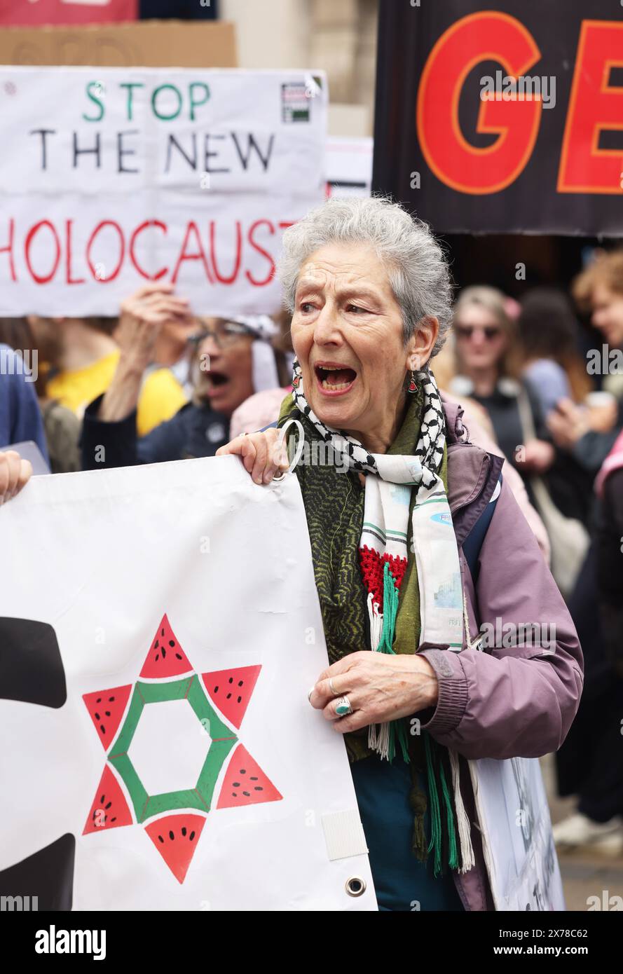 Londres, Royaume-Uni, 18 mai 2024. Environ 250 000 personnes de tous horizons et organisations ont défilé dans le centre de Londres pour appeler à un cessez-le-feu à Gaza dans la guerre du Hamas en Israël, et pour marquer les 76 ans de la Nakba, ou «catastrophe», lorsque 750 000 Palestiniens ont été chassés de leur patrie. Beaucoup de gens portaient des clés représentant les maisons qu'ils ont dû laisser derrière eux et où ils ne peuvent pas retourner. Crédit : Monica Wells/Alamy Live News Banque D'Images