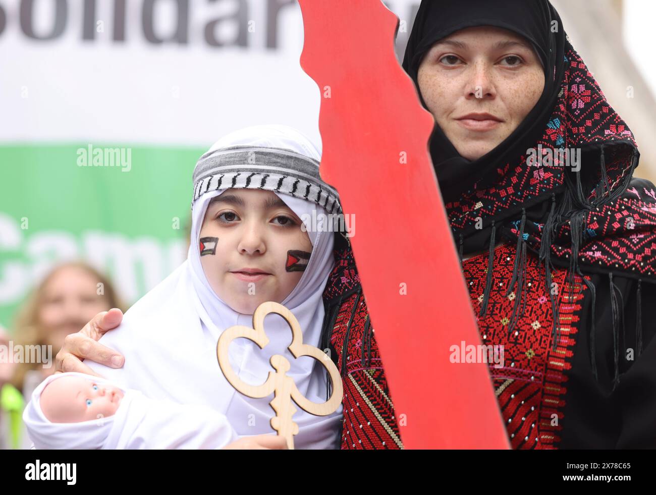 Londres, Royaume-Uni, 18 mai 2024. Environ 250 000 personnes de tous horizons et organisations ont défilé dans le centre de Londres pour appeler à un cessez-le-feu à Gaza dans la guerre du Hamas en Israël, et pour marquer les 76 ans de la Nakba, ou «catastrophe», lorsque 750 000 Palestiniens ont été chassés de leur patrie. Beaucoup de gens portaient des clés représentant les maisons qu'ils ont dû laisser derrière eux et où ils ne peuvent pas retourner. Crédit : Monica Wells/Alamy Live News Banque D'Images