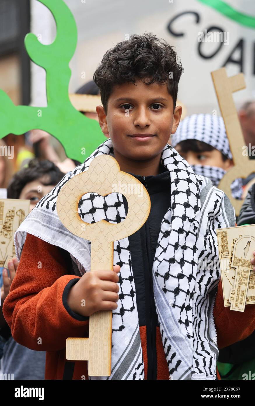 Londres, Royaume-Uni, 18 mai 2024. Environ 250 000 personnes de tous horizons et organisations ont défilé dans le centre de Londres pour appeler à un cessez-le-feu à Gaza dans la guerre du Hamas en Israël, et pour marquer les 76 ans de la Nakba, ou «catastrophe», lorsque 750 000 Palestiniens ont été chassés de leur patrie. Beaucoup de gens portaient des clés représentant les maisons qu'ils ont dû laisser derrière eux et où ils ne peuvent pas retourner. Crédit : Monica Wells/Alamy Live News Banque D'Images