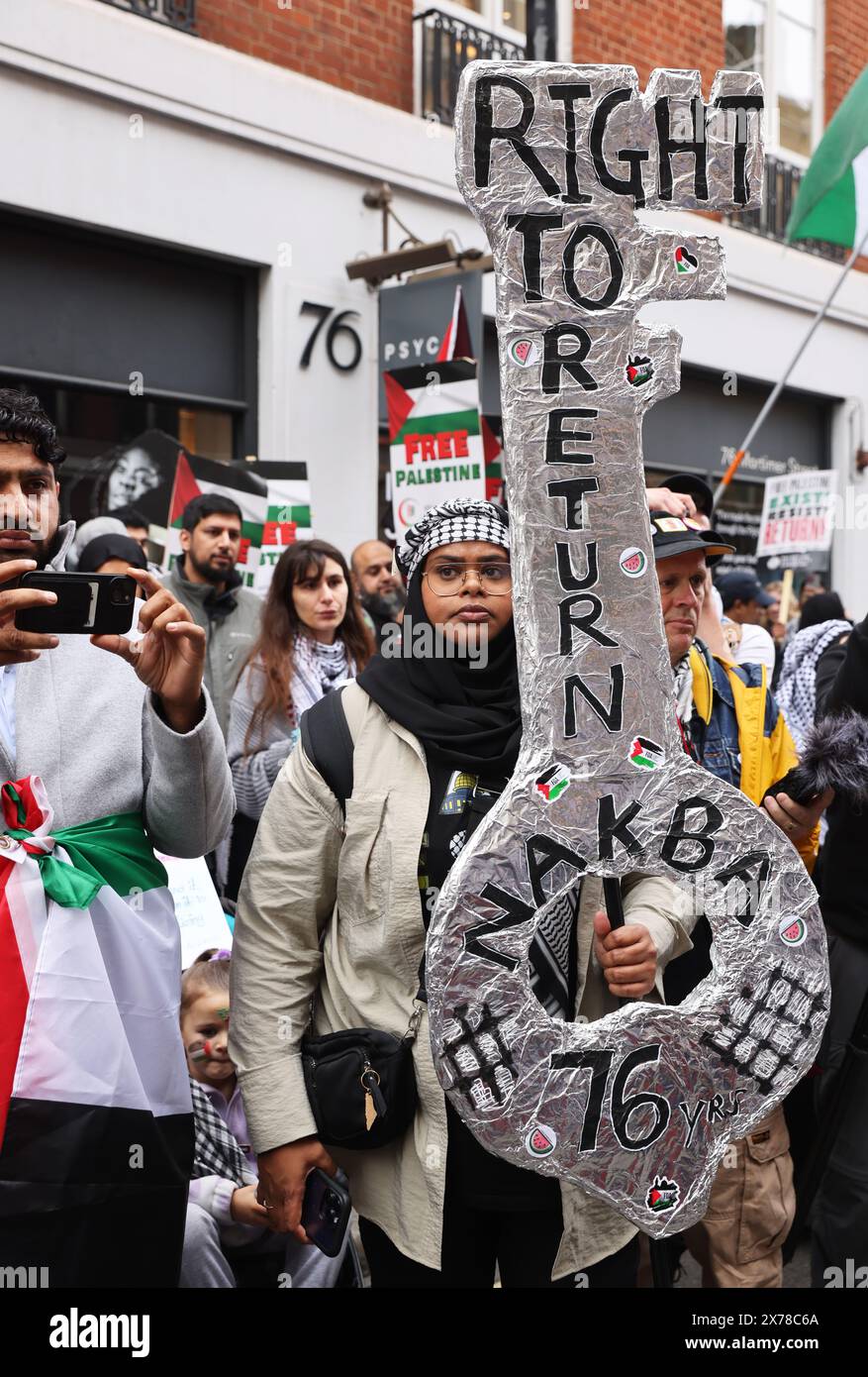 Londres, Royaume-Uni, 18 mai 2024. Environ 250 000 personnes de tous horizons et organisations ont défilé dans le centre de Londres pour appeler à un cessez-le-feu à Gaza dans la guerre du Hamas en Israël, et pour marquer les 76 ans de la Nakba, ou «catastrophe», lorsque 750 000 Palestiniens ont été chassés de leur patrie. Beaucoup de gens portaient des clés représentant les maisons qu'ils ont dû laisser derrière eux et où ils ne peuvent pas retourner. Crédit : Monica Wells/Alamy Live News Banque D'Images