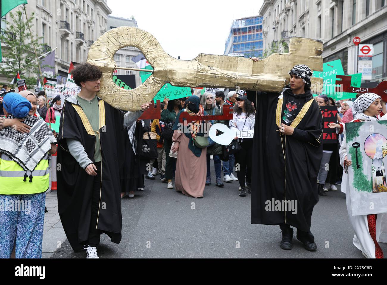 Londres, Royaume-Uni, 18 mai 2024. Environ 250 000 personnes de tous horizons et organisations ont défilé dans le centre de Londres pour appeler à un cessez-le-feu à Gaza dans la guerre du Hamas en Israël, et pour marquer les 76 ans de la Nakba, ou «catastrophe», lorsque 750 000 Palestiniens ont été chassés de leur patrie. Beaucoup de gens portaient des clés représentant les maisons qu'ils ont dû laisser derrière eux et où ils ne peuvent pas retourner. Crédit : Monica Wells/Alamy Live News Banque D'Images