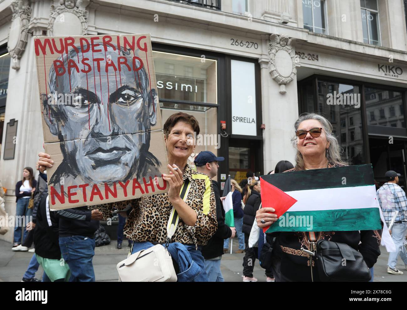 Londres, Royaume-Uni, 18 mai 2024. Environ 250 000 personnes de tous horizons et organisations ont défilé dans le centre de Londres pour appeler à un cessez-le-feu à Gaza dans la guerre du Hamas en Israël, et pour marquer les 76 ans de la Nakba, ou «catastrophe», lorsque 750 000 Palestiniens ont été chassés de leur patrie. Beaucoup de gens portaient des clés représentant les maisons qu'ils ont dû laisser derrière eux et où ils ne peuvent pas retourner. Crédit : Monica Wells/Alamy Live News Banque D'Images
