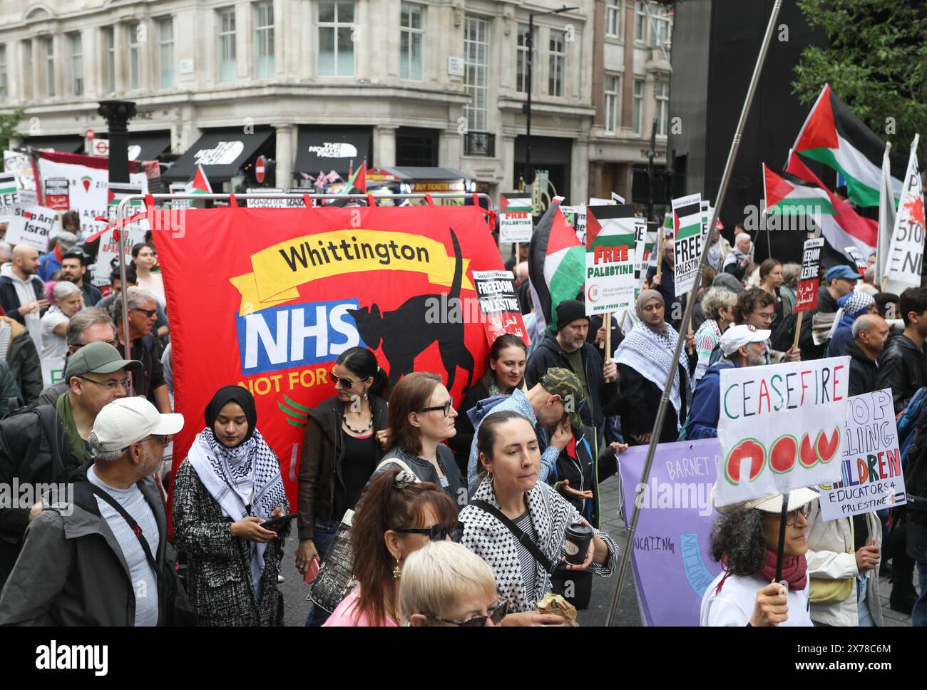 Londres, Royaume-Uni, 18 mai 2024. Environ 250 000 personnes de tous horizons et organisations ont défilé dans le centre de Londres pour appeler à un cessez-le-feu à Gaza dans la guerre du Hamas en Israël, et pour marquer les 76 ans de la Nakba, ou «catastrophe», lorsque 750 000 Palestiniens ont été chassés de leur patrie. Beaucoup de gens portaient des clés représentant les maisons qu'ils ont dû laisser derrière eux et où ils ne peuvent pas retourner. Crédit : Monica Wells/Alamy Live News Banque D'Images