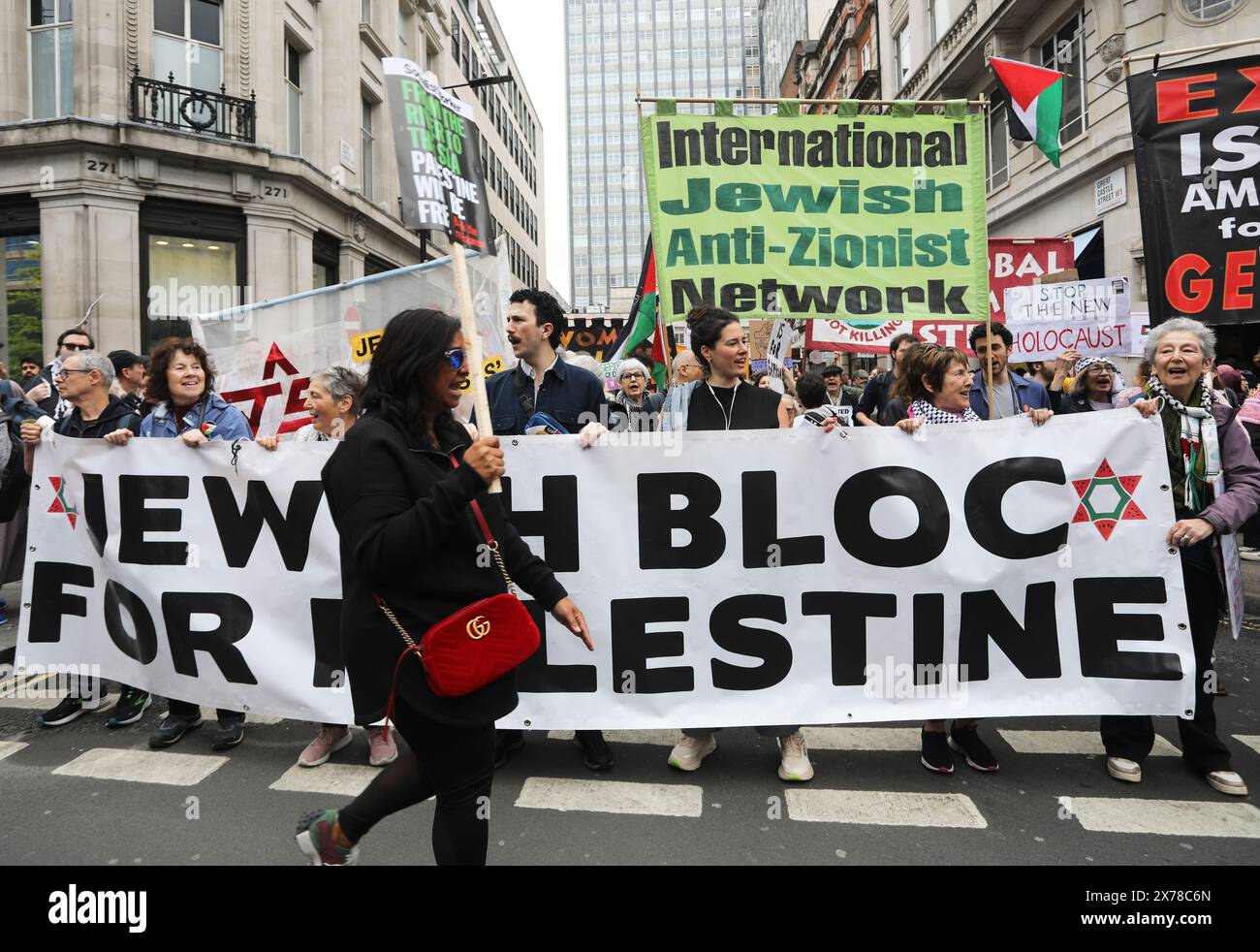 Londres, Royaume-Uni, 18 mai 2024. Environ 250 000 personnes de tous horizons et organisations ont défilé dans le centre de Londres pour appeler à un cessez-le-feu à Gaza dans la guerre du Hamas en Israël, et pour marquer les 76 ans de la Nakba, ou «catastrophe», lorsque 750 000 Palestiniens ont été chassés de leur patrie. Beaucoup de gens portaient des clés représentant les maisons qu'ils ont dû laisser derrière eux et où ils ne peuvent pas retourner. Crédit : Monica Wells/Alamy Live News Banque D'Images