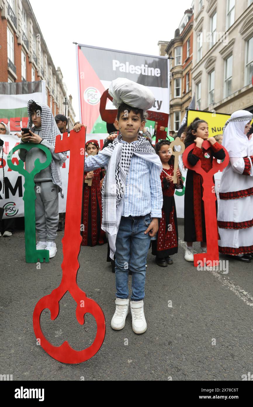 Londres, Royaume-Uni, 18 mai 2024. Environ 250 000 personnes de tous horizons et organisations ont défilé dans le centre de Londres pour appeler à un cessez-le-feu à Gaza dans la guerre du Hamas en Israël, et pour marquer les 76 ans de la Nakba, ou «catastrophe», lorsque 750 000 Palestiniens ont été chassés de leur patrie. Beaucoup de gens portaient des clés représentant les maisons qu'ils ont dû laisser derrière eux et où ils ne peuvent pas retourner. Crédit : Monica Wells/Alamy Live News Banque D'Images