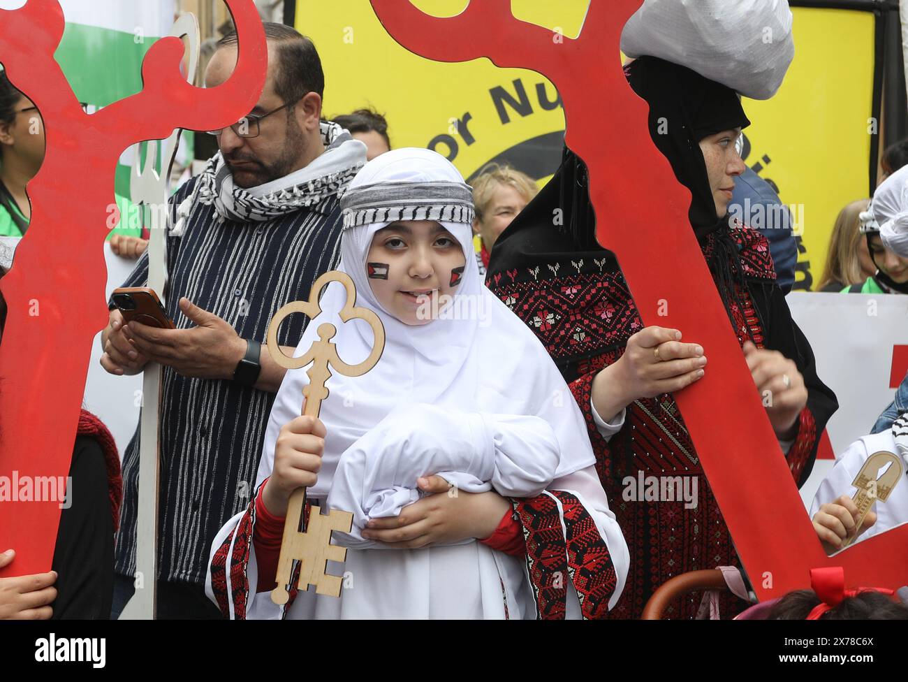 Londres, Royaume-Uni, 18 mai 2024. Environ 250 000 personnes de tous horizons et organisations ont défilé dans le centre de Londres pour appeler à un cessez-le-feu à Gaza dans la guerre du Hamas en Israël, et pour marquer les 76 ans de la Nakba, ou «catastrophe», lorsque 750 000 Palestiniens ont été chassés de leur patrie. Beaucoup de gens portaient des clés représentant les maisons qu'ils ont dû laisser derrière eux et où ils ne peuvent pas retourner. Crédit : Monica Wells/Alamy Live News Banque D'Images