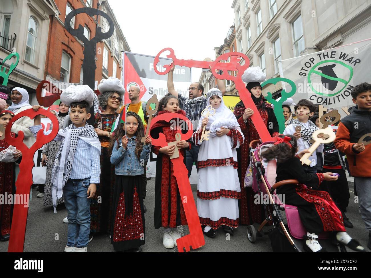 Londres, Royaume-Uni, 18 mai 2024. Environ 250 000 personnes de tous horizons et organisations ont défilé dans le centre de Londres pour appeler à un cessez-le-feu à Gaza dans la guerre du Hamas en Israël, et pour marquer les 76 ans de la Nakba, ou «catastrophe», lorsque 750 000 Palestiniens ont été chassés de leur patrie. Beaucoup de gens portaient des clés représentant les maisons qu'ils ont dû laisser derrière eux et où ils ne peuvent pas retourner. Crédit : Monica Wells/Alamy Live News Banque D'Images