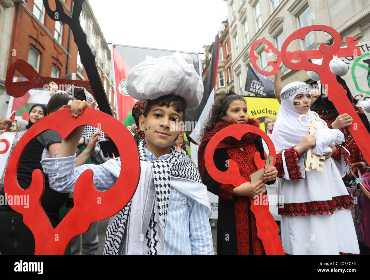 Londres, Royaume-Uni, 18 mai 2024. Environ 250 000 personnes de tous horizons et organisations ont défilé dans le centre de Londres pour appeler à un cessez-le-feu à Gaza dans la guerre du Hamas en Israël, et pour marquer les 76 ans de la Nakba, ou «catastrophe», lorsque 750 000 Palestiniens ont été chassés de leur patrie. Beaucoup de gens portaient des clés représentant les maisons qu'ils ont dû laisser derrière eux et où ils ne peuvent pas retourner. Crédit : Monica Wells/Alamy Live News Banque D'Images