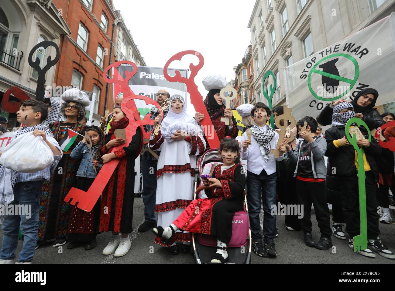 Londres, Royaume-Uni, 18 mai 2024. Environ 250 000 personnes de tous horizons et organisations ont défilé dans le centre de Londres pour appeler à un cessez-le-feu à Gaza dans la guerre du Hamas en Israël, et pour marquer les 76 ans de la Nakba, ou «catastrophe», lorsque 750 000 Palestiniens ont été chassés de leur patrie. Beaucoup de gens portaient des clés représentant les maisons qu'ils ont dû laisser derrière eux et où ils ne peuvent pas retourner. Crédit : Monica Wells/Alamy Live News Banque D'Images